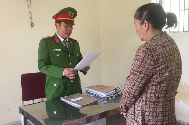 Cơ quan Cảnh sát điều tra Công an tỉnh tống đạt quyết định khởi tố vụ án hình sự, khởi tố bị can đối với Mai Thùy Linh về tội lừa đảo chiếm đoạt tài sản.