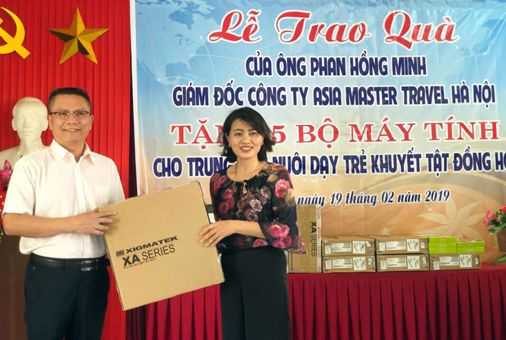Ông Phan Hồng Minh, Giám đốc Công ty TNHH đầu tư và du lịch lữ hành Asia Master trao máy vi tính cho Trung tâm nuôi dạy trẻ khuyết tật TP. Đồng Hới.