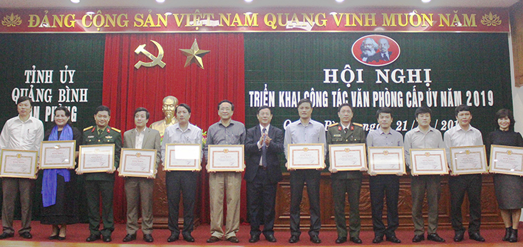 Đồng chí Chánh Văn phòng Tỉnh ủy Nguyễn Xuân Tuyến trao giấy khen của Văn phòng Tỉnh ủy cho các cá nhân.