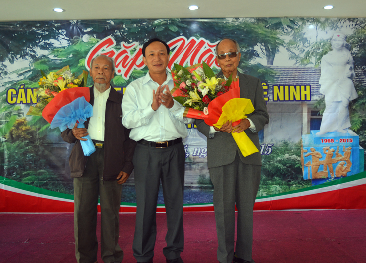 Ông Mai Xuân Tấn (bên trái)-đại diện các thế hệ cán bộ Bệnh viện B Lệ Ninh nhận hoa chúc mừng trong buổi lễ gặp mặt nhân kỷ niệm 50 năm ngày thành lập do Ban liên lạc Bệnh viện B Lệ Ninh tổ chức (năm 2015).