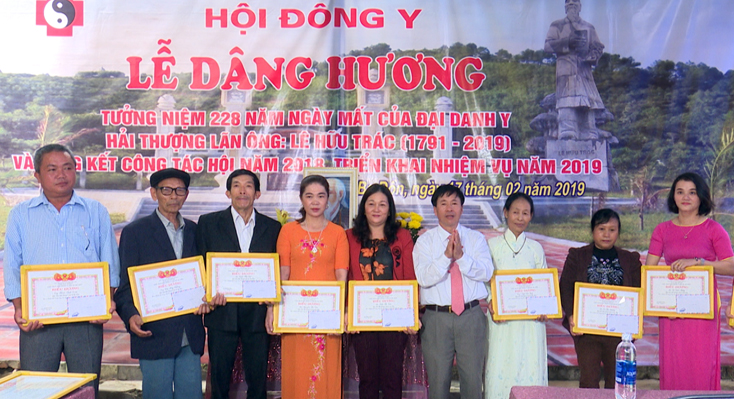 Khen thưởng các tập thể và cá nhân có thành tích trong hoạt động Hội Đông y thị xã Ba Đồn năm 2018.