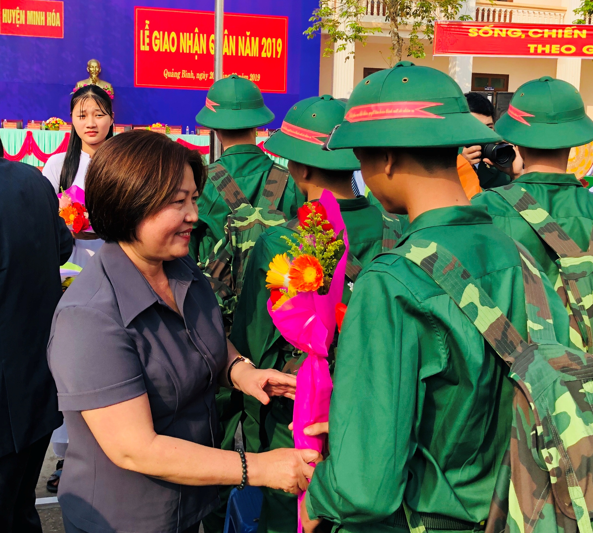 Đồng chí Phó Chủ tịch Thường trực HĐND tỉnh Nguyễn Thị Thanh Hương tặng hoa cho các tân binh trước lúc lên đường nhập ngũ.