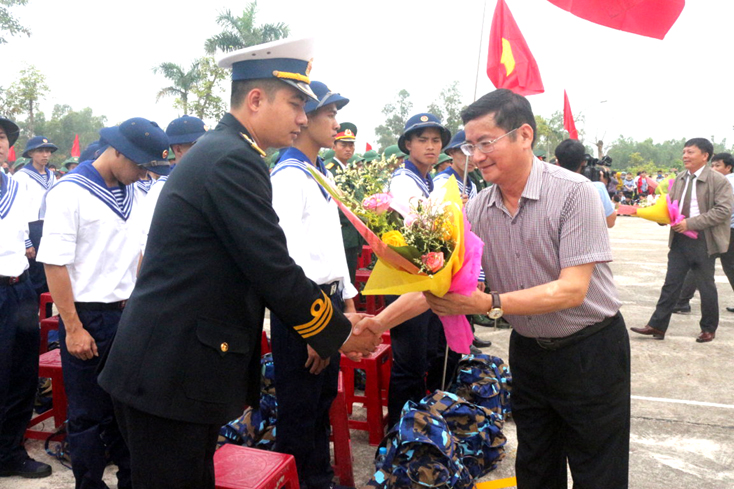 Đồng chí Trần Tiến Dũng, TUV, Phó Chủ tịch UBND tỉnh tặng hoa chúc mừng các đơn vị nhận quân và tân binh lên đường nhập ngũ.