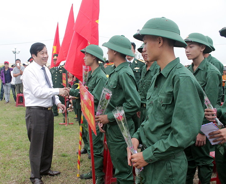 Đồng chí Nguyễn Xuân Quang, Phó Chủ tịch Thường trực UBND tỉnh tặng hoa động viên các tân binh lên đường nhập ngũ