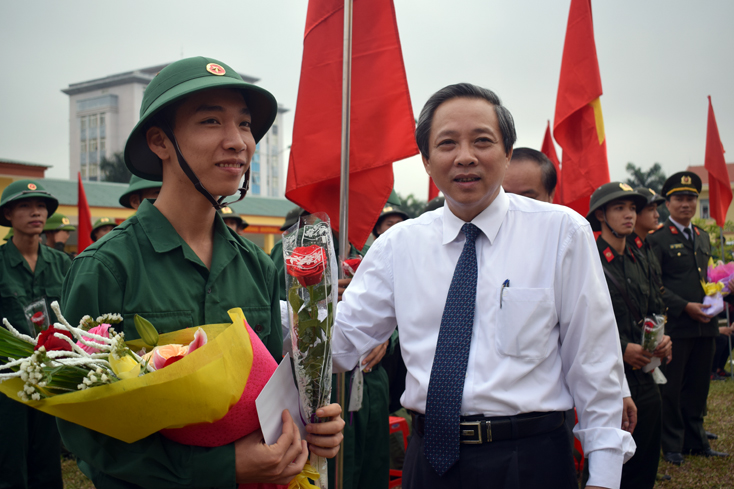 Đồng chí Hoàng Đăng Quang, Ủy viên Ban Chấp hành Trung ương Đảng, Bí thư Tỉnh ủy động viên các tân binh  hoàn thành tốt nhiệm vụ xây dựng và bảo vệ Tổ quốc.