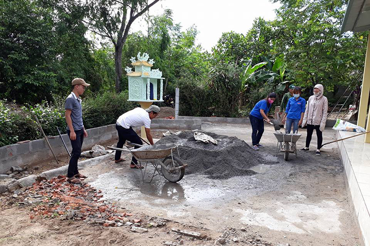 Thanh niên xã Vạn Ninh tích cực tham gia xây dựng nông thôn mới.   