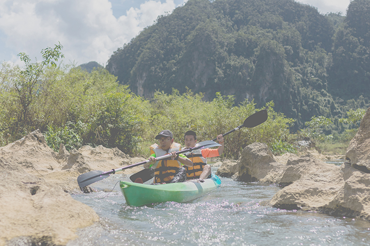 Chèo thuyền kayak trải nghiệm trên sông Rào Nan.