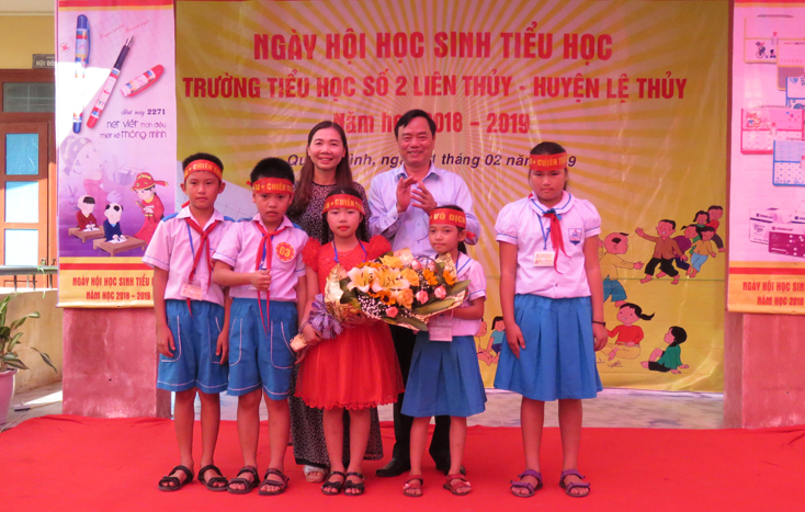 Đồng chí Giám đốc Sở GD-ĐT Đinh Quý Nhân tặng hoa chúc mừng giáo viên và học sinh Trường tiểu học số 2 Liên Thủy (huyện Lệ Thủy).