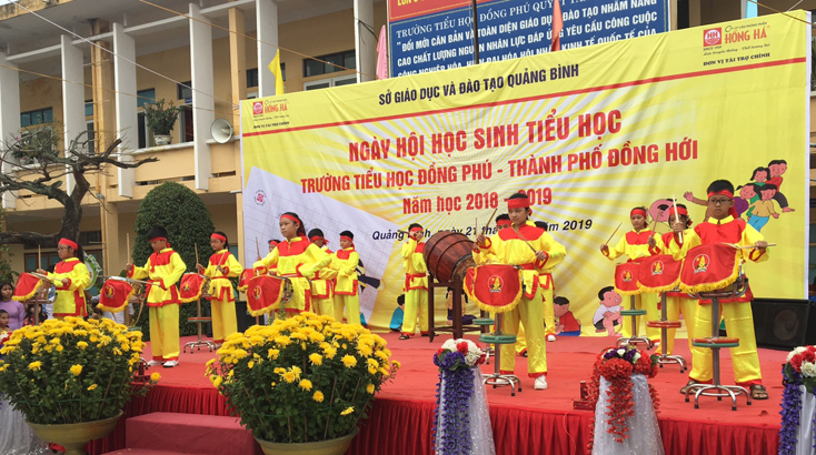 Màn trống khai hội của học sinh Trường tiểu học Đồng Phú (TP. Đồng Hới).