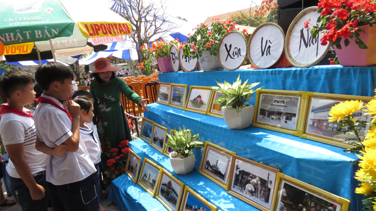 Gian trưng bày và giới thiệu về lịch sử Đồng Hới xưa và nay qua những bức ảnh tư liệu quý của Trường tiểu học Đồng Phú.