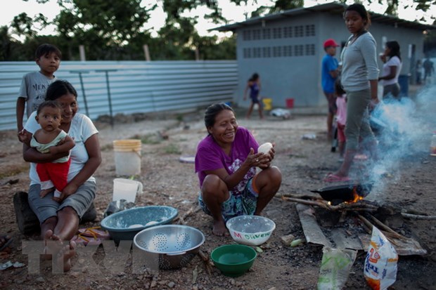 Các thành viên bộ lạc Warao - nhóm người thiểu số lớn thứ hai của Venezuela, tại trại tị nạn ở Pacaraima, bang Roraima, Brazil gần biên giới với Venezuela. (Ảnh: AFP/TTXVN)