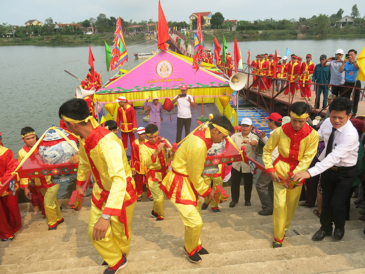 Lễ rước nước tại lễ hội chùa Hoằng Phúc