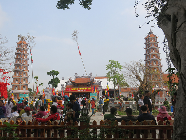 Đông đảo du khách đến với lễ hội di tích lịch sử Quốc gia chùa Hoằng Phúc
