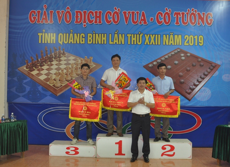 Đồng chí Trần Vũ Khiêm, Giám đốc Sở Văn hóa và Thể thao trao giải toàn đoàn ở nội dung cờ tướng.