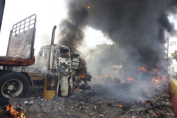Xe tải chở hàng nhân đạo bị đốt tại khu vực biên giới giữa Venezuela và Colombia ngày 23-2. (Nguồn: AFP/TTXVN)