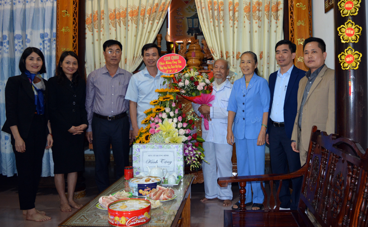 Lãnh đạo Sở Y tế, huyện Quảng Ninh tặng hoa chúc mừng ông Mai Xuân Tấn.