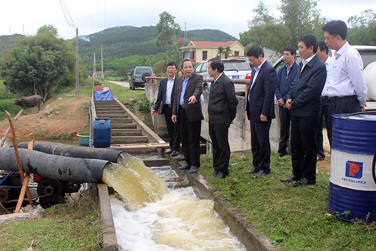 Đồng chí Bí thư Tỉnh ủy Hoàng Đăng Quang kiểm tra hệ thống kênh mương tại xã Bắc Trạch (Bố Trạch).