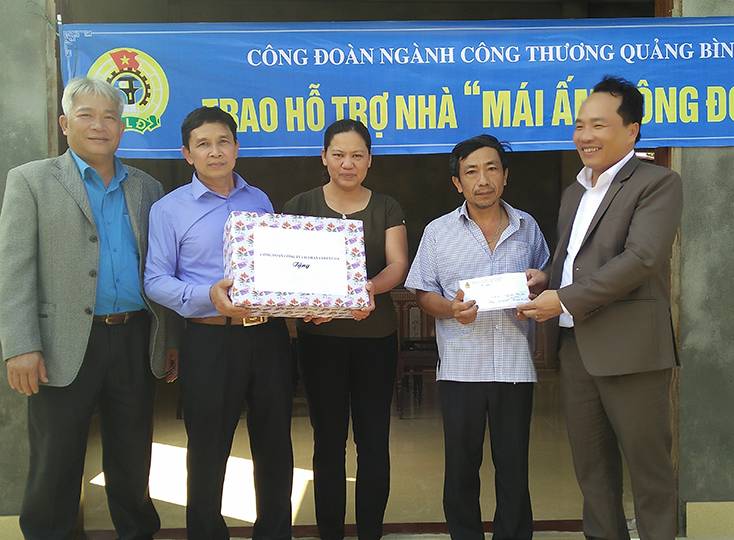 Đại diện lãnh đạo Công đoàn ngành Công thương trao tiền hỗ trợ “Mái ấm Công đoàn” cho gia đình đoàn viên Nguyễn Anh Đức. 