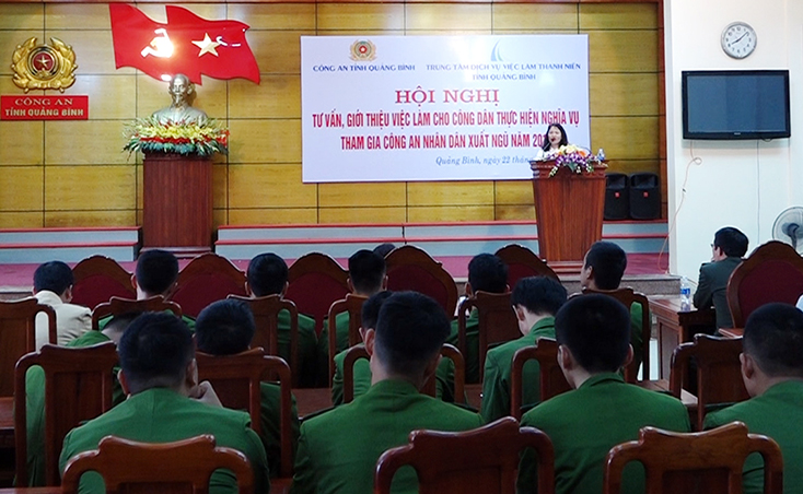 Cán bộ Trung tâm giới thiệu việc làm thanh niên tỉnh Quảng Bình đang tư vấn, giới thiệu việc làm cho các chiến sỹ thực hiện nghĩa vụ Công an nhân dân sau khi xuất ngũ.