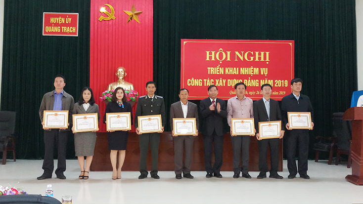 Đồng chí Đậu Minh Ngọc, Bí thư Huyện ủy Quảng Trạch tặng giấy khen cho các tổ chức cơ sở Đảng đạt tiêu chuẩn  