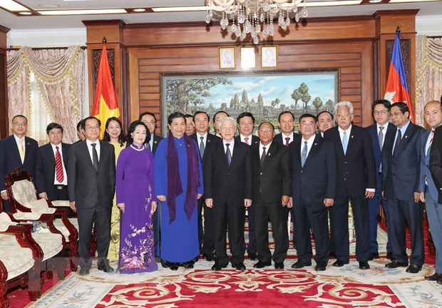 Toan van Tuyen bo chung CHXHCN Viet Nam-Vuong quoc Campuchia hinh anh 1 Tổng Bí thư, Chủ tịch nước Nguyễn Phú Trọng và Chủ tịch Quốc hội Campuchia Samdech Heng Samrin với các đại biểu. (Ảnh: Trí Dũng/TTXVN)