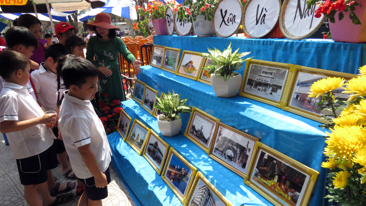 Gian trưng bày, giới thiệu về lịch sử Đồng Hới xưa và nay qua những bức ảnh tư liệu quý của Trường tiểu học Đồng Phú.