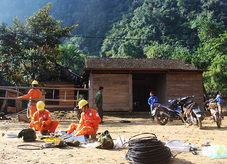 Công nhân PC Quảng Bình chuẩn bị vật tư thực hiện công trình “Thắp sáng đường quê” tại huyện Tuyên Hóa.  
