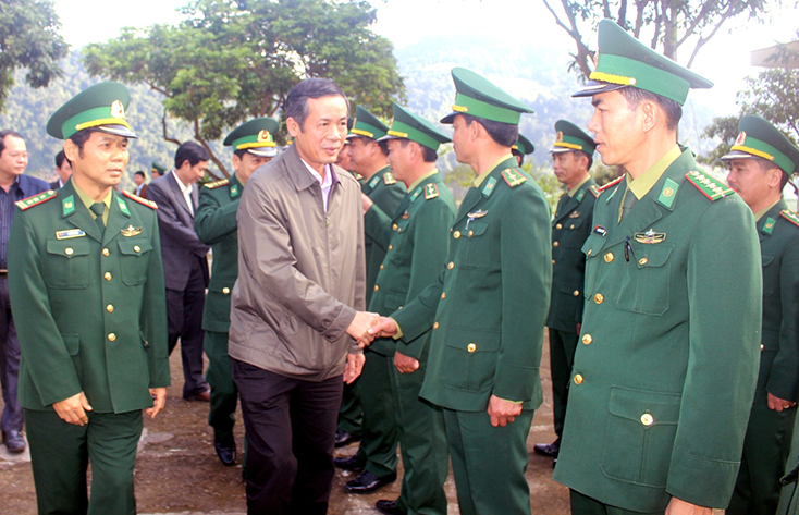 Đồng chí Chủ tịch UBND tỉnh Trần Công Thuật thăm và làm việc với cán bộ, chiến sỹ Đồn Biên phòng Làng Mô.