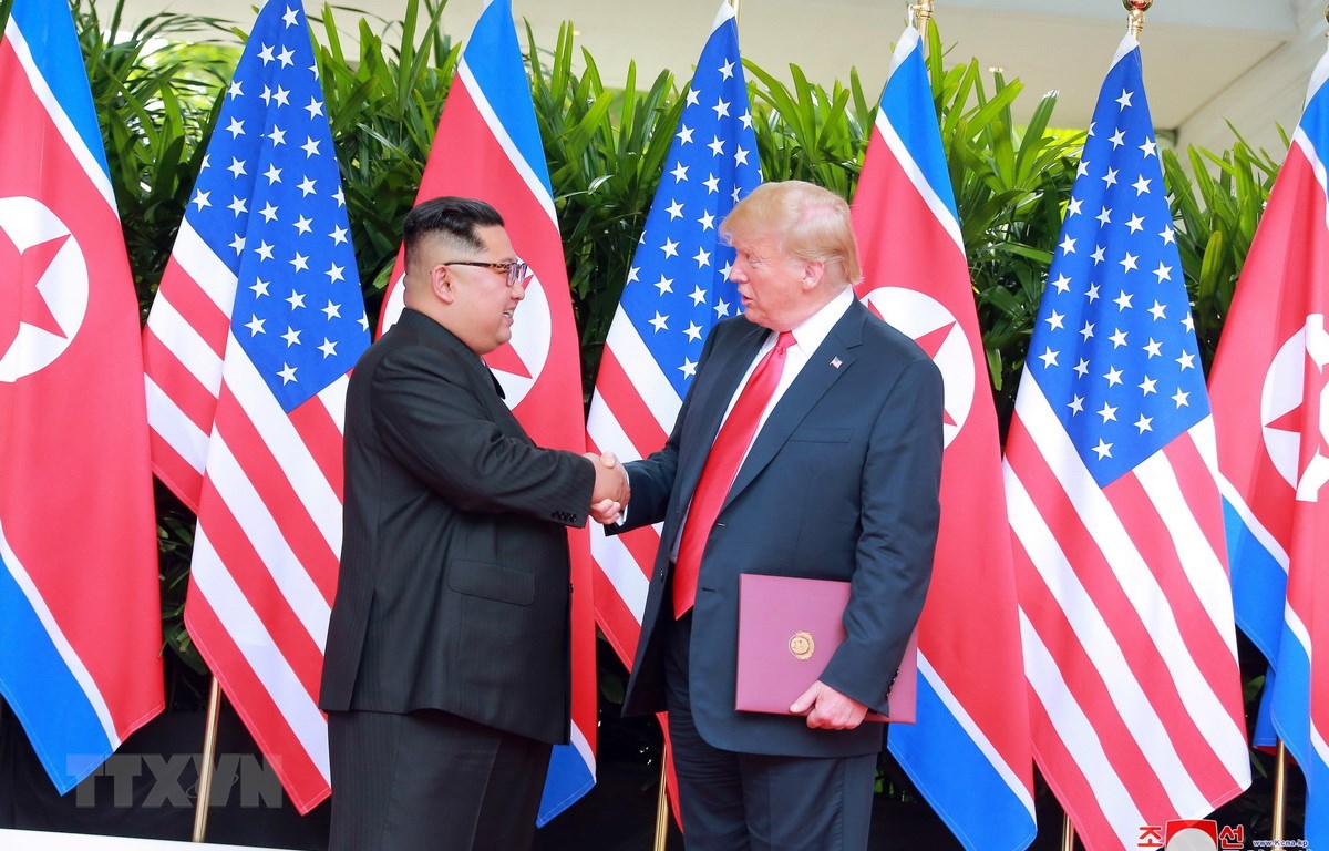 Nhà lãnh đạo Triều Tiên Kim Jong-un (trái) trong cuộc gặp thượng đỉnh với Tổng thống Mỹ Donald Trump tại Singapore ngày 12-6-2018. (Nguồn: EPA/TTXVN)