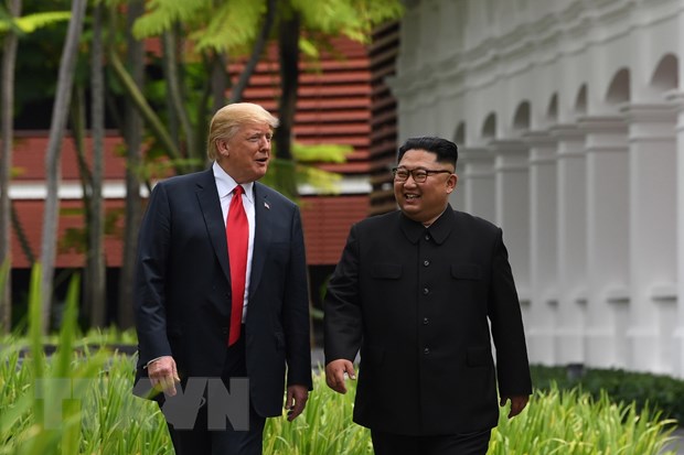 My-Trieu: Tu cang thang, doi dau den hai cuoc gap thuong dinh hinh anh 1Nhà lãnh đạo Triều Tiên Kim Jong-un (phải) và Tổng thống Mỹ Donald Trump tại Singapore ngày 12/6/2018. (Nguồn: AFP/TTXVN)