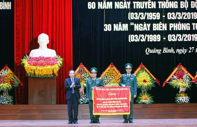 Đồng chí Hoàng Đăng Quang, Ủy viên Trung ương Đảng, Bí thư Tỉnh ủy, Chủ tịch HĐND tỉnh trao tặng bức trướng cho Bộ Chỉ huy BĐBP tỉnh.