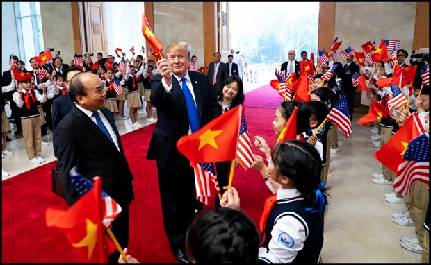 Tổng thống Mỹ Donald Trump mượn lá cờ Việt Nam của em thiếu nhi (Nguồn: Twitter)