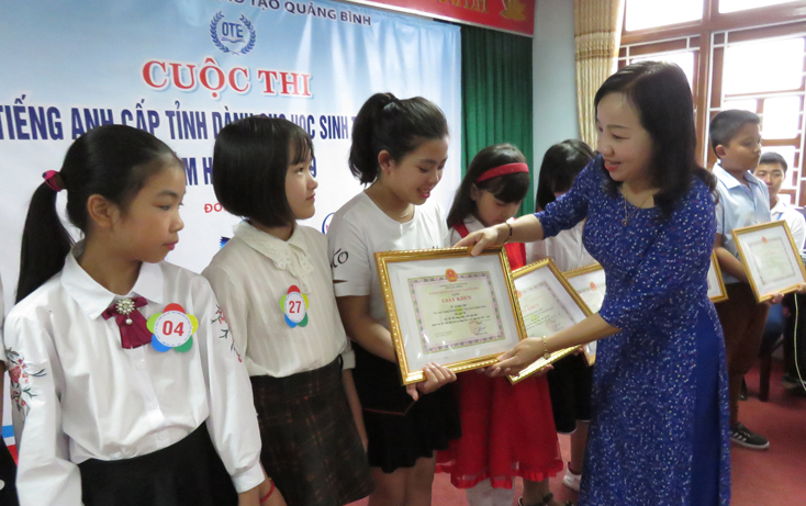 Đồng chí Trần Thị Hương, Phó giám đốc Sở GD-ĐT, Phó ban tổ chức cuộc thi trao giải ba cho các thí sinh.