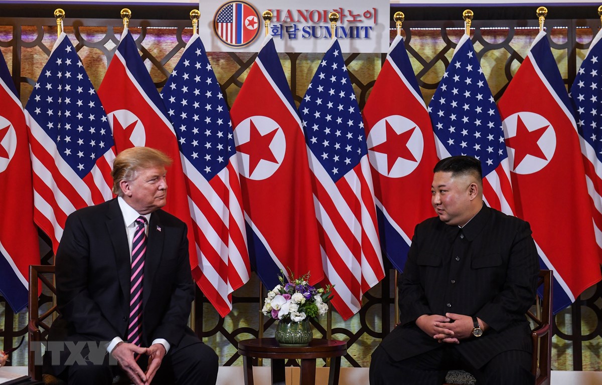 Tổng thống Mỹ Donald Trump (trái) và Chủ tịch Triều Tiên Kim Jong-un trong cuộc gặp đầu tiên tại Hội nghị thượng đỉnh Mỹ-Triều lần thứ hai tại Hà Nội ngày 27-2-2019. (Ảnh: AFP/TTXVN)