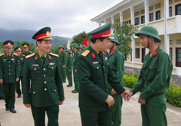 Đại tá Hoàng Xuân Vĩnh, Chính ủy Bộ chỉ huy Quân sự tỉnh động viên chiến sỹ mới ngày đầu vào quân ngũ.