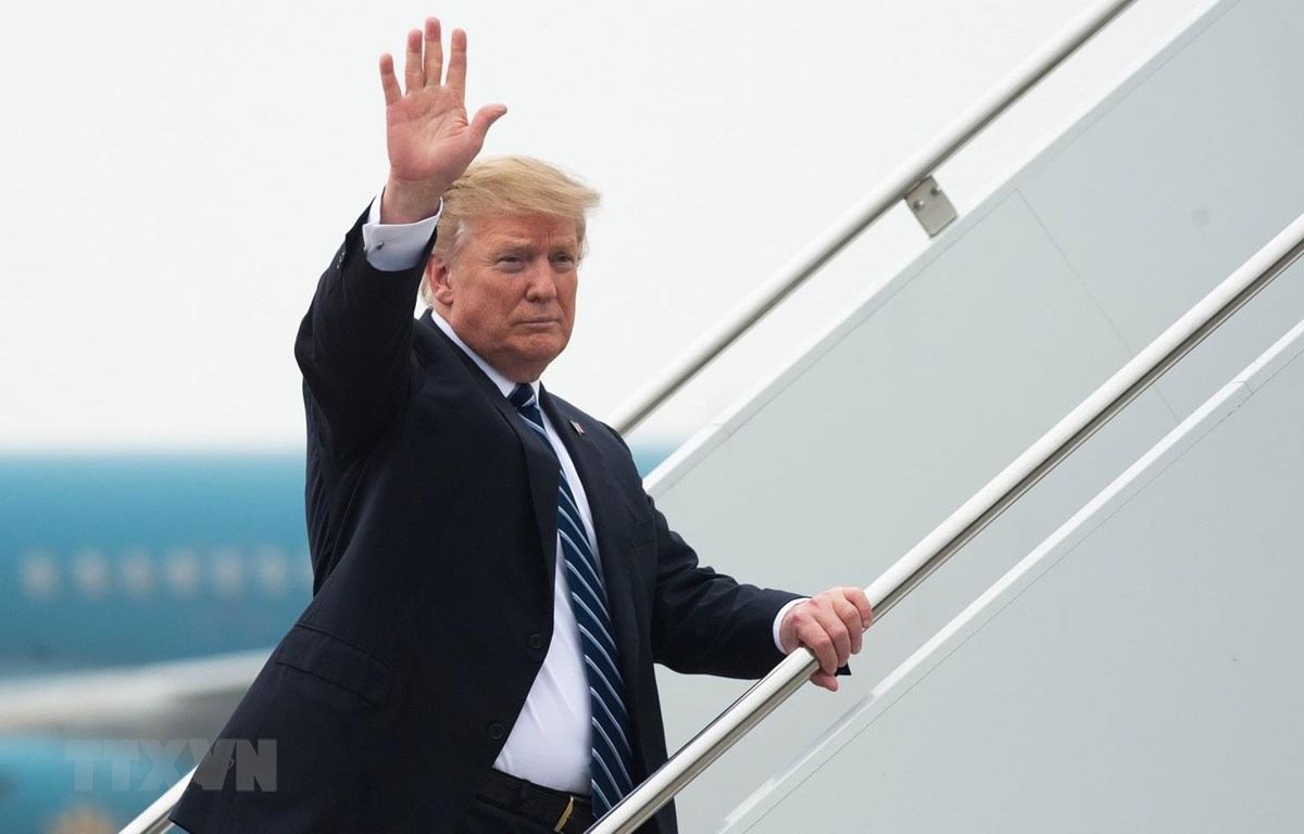 Tổng thống Mỹ Donald Trump vẫy tay tạm biệt khi rời Hà Nội về nước sau khi kết thúc Hội nghị thượng đỉnh Mỹ-Triều lần thứ hai sớm hơn kế hoạch ban đầu, ngày 28-2. (Nguồn: AFP/TTXVN)