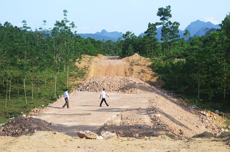 Công trình đường vào vùng sản xuất thôn Lâm Khai, xã Hóa Hợp (Minh Hóa) không hoàn thành đúng tiến độ, ảnh hưởng đến đời sống, sản xuất của người dân.