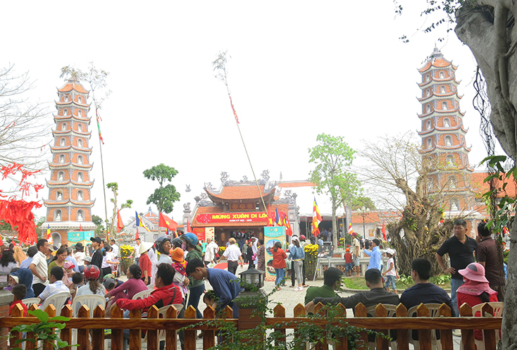 Đông đảo khách du lịch đến với lễ hội di tích lịch sử chùa Hoằng Phúc. 