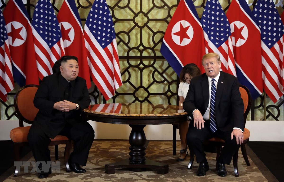 Tổng thống Mỹ Donald Trump (phải) và Chủ tịch Triều Tiên Kim Jong-un trong cuộc gặp riêng tại Hội nghị thượng đỉnh Mỹ-Triều lần hai ở Hà Nội ngày 28-2. (Ảnh: AFP/TTXVN)