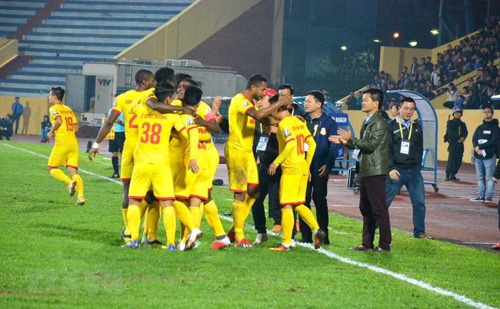 Các cầu thủ bóng đá dược Nam Hà Nam Định ăn mừng. (Ảnh: Công Luật/TTXVN)