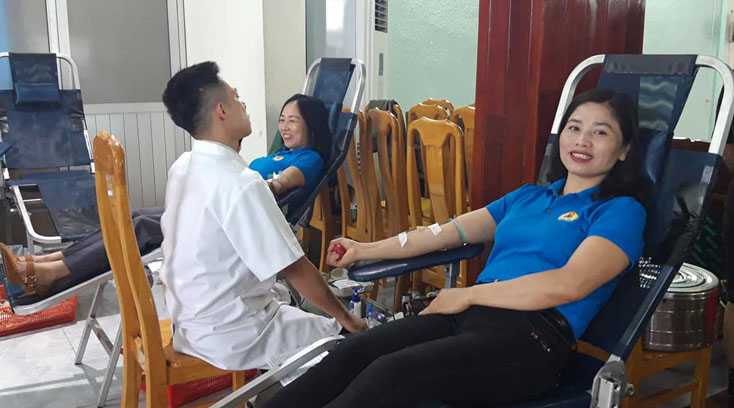 Các tình nguyện viên huyện Tuyên Hóa tham gia hiến máu tình nguyện.