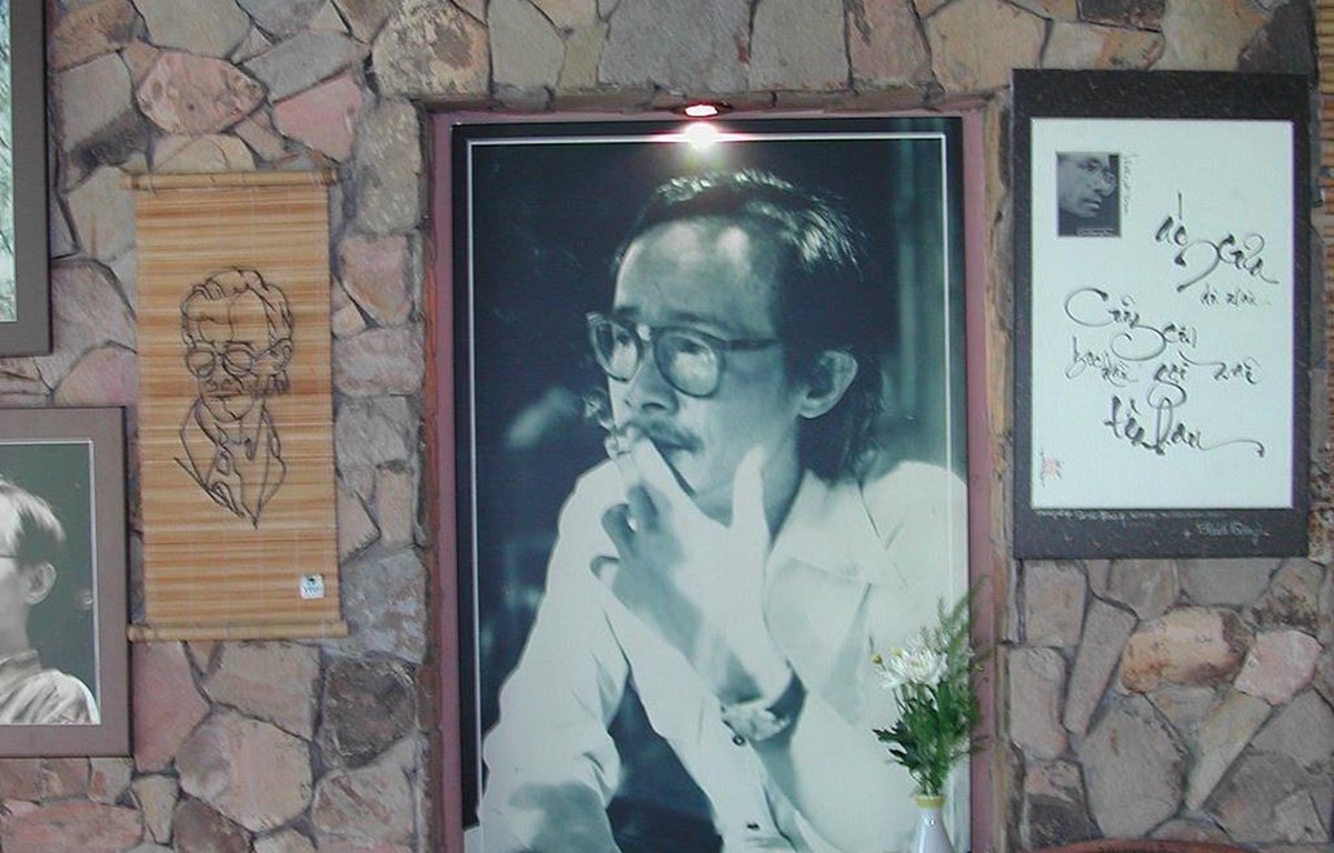 Chân dung nhạc sỹ Trịnh Công Sơn trên bức tường tòa nhà lưu niệm ở Bình Quới, Thành phố Hồ Chí Minh. (Nguồn: wikipedia.org)