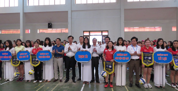 Lãnh đạo Sở GD-ĐT, Sở Văn hoá - Thể thao và Liên đoàn lao động tỉnh trao cờ lưu niệm cho đội bóng tham dự giải.