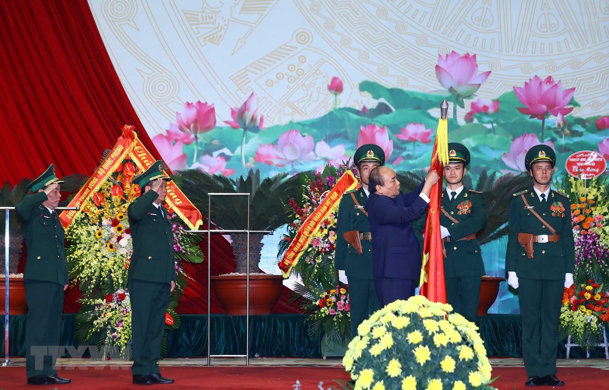 Thủ tướng Nguyễn Xuân Phúc trao tặng Huân chương Quân công hạng Nhất của Chủ tịch nước cho lực lượng Bộ đội Biên phòng. (Ảnh: Thống Nhất/TTXVN)