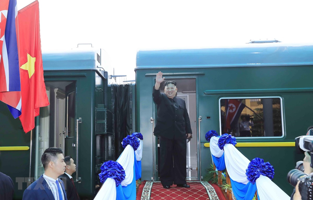 Chủ tịch Triều Tiên Kim Jong-un chào tạm biệt các đại biểu và người dân Lạng Sơn ra tiễn tại ga Đồng Đăng trước khi lên tàu rời Việt Nam. (Ảnh: Nhan Sáng/TTXVN)