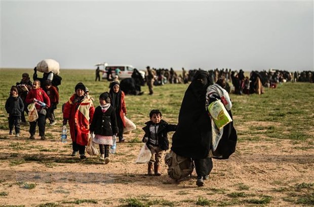 Người dân Syria sơ tán khỏi làng Baghouz, tỉnh Deir Ezzor, vùng lãnh thổ cuối cùng của Syria bị IS chiếm đóng ngày 26-2. (Nguồn: AFP/TTXVN)