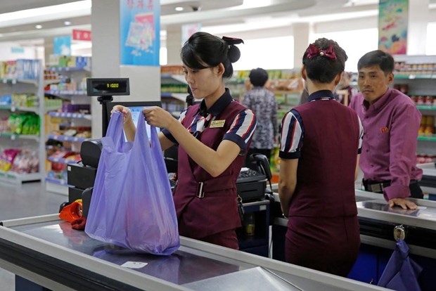 Nhân viên tại một siêu thị ở Bình Nhưỡng. (Nguồn: AP)