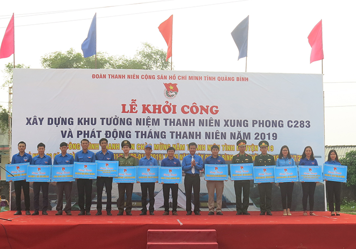 Ban thường vụ Tỉnh đoàn trao biển đảm nhận công trình thanh niên cho các tổ chức cơ sở đoàn trực thuộc