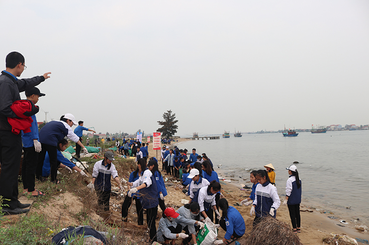 Các đoàn viên thanh niên ra quân làm vệ sinh môi trường sau lễ phát động Tháng Thanh niên...