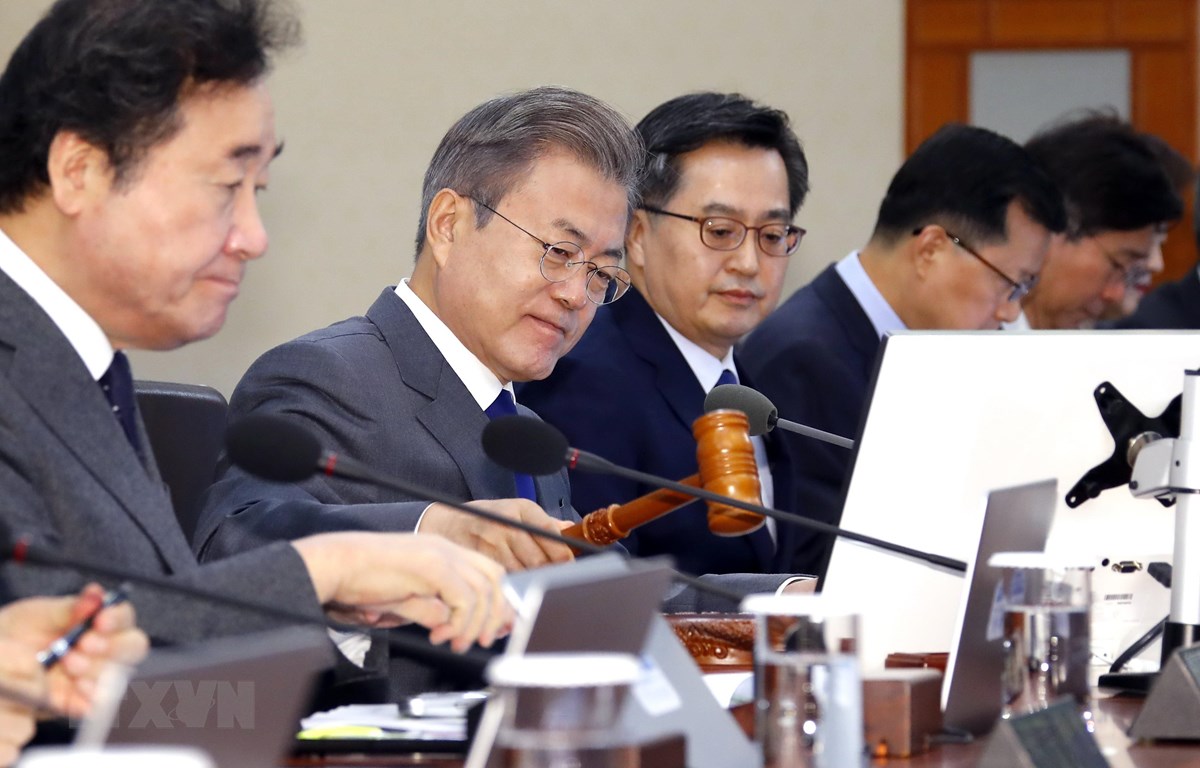 Tổng thống Hàn Quốc Moon Jae-in (thứ 2, trái) trong một cuộc họp nội các ở thủ đô Seoul. (Ảnh: Yonhap/TTXVN)